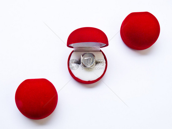 白背景孤立的圆圆圆红首饰箱礼物订婚庆典婚礼新娘周年石头戒指宝藏琥珀色图片