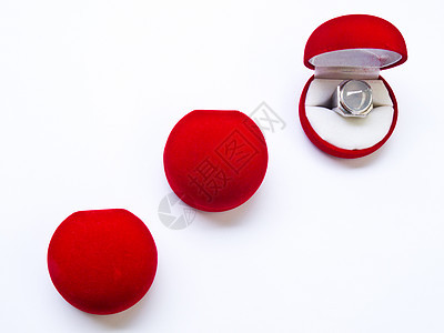 白背景孤立的圆圆圆红首饰箱纪念日新娘婚姻周年宝石展示奢华礼物女性宝藏图片