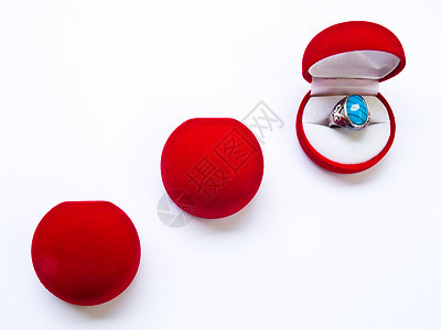 白背景孤立的圆圆圆红首饰箱周年庆典戒指婚姻婚礼新娘钻石宝石礼物奢华图片