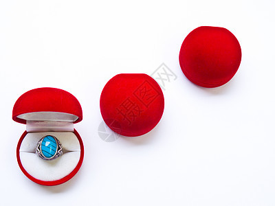 白背景孤立的圆圆圆红首饰箱盒子新娘订婚宝石纪念日琥珀色戒指婚礼石头礼物图片