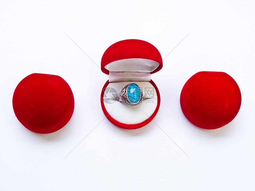 白背景孤立的圆圆圆红首饰箱石头新娘订婚纪念日庆典婚礼盒子展示女性奢华图片