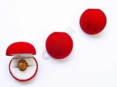 白背景孤立的圆圆圆红首饰箱珠宝庆典新娘纪念日石头钻石展示礼物盒子女性图片