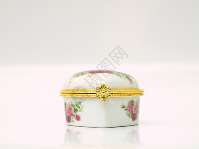 用于为女士保留lozenge或糊贴剂的陶瓷案件宏观宝石奢华魅力制品花朵白色珠宝包装菱形图片