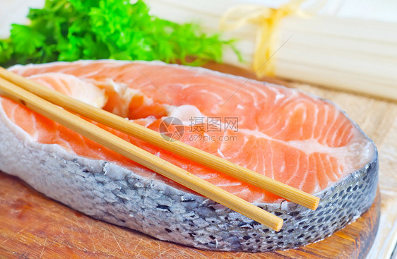 红鲑鱼柠檬海鲜木板盐水盐渍寿司迷迭香胡椒美食海洋图片