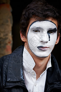 盖伊靠着一堵旧砖墙青少年衣服模仿眼睛创造力演员男人剧院化妆品戏剧图片