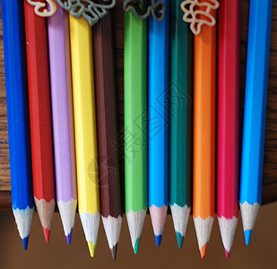彩色铅笔工具书写创造力彩虹背景图片