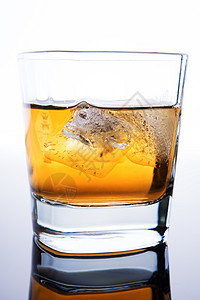 威士忌加冰奢华行动立方体老化饮料庆典酒精文化派对液体图片