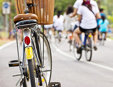 公园的自行车金属发挥街道运动花园团体锻炼民众图片