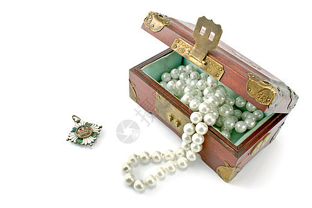 带首饰的木藏宝箱海盗木头石头红宝石宝石珍珠珠子案件银行金属背景图片