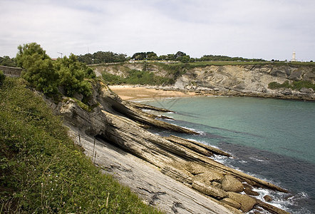 坎塔布里安海桑坦德海滩悬崖苔藓植被海浪图片