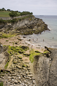 坎塔布里安海桑坦德海滩苔藓悬崖植被海浪图片