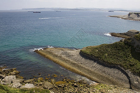 坎塔布里安海桑坦德海滩植被海浪悬崖苔藓图片