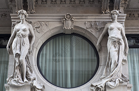 里雅斯特一栋大楼上的女雕像图片