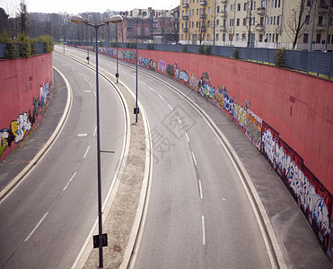 米兰格拉菲蒂运输绘画城市艺术红色隧道涂鸦沥青带子转角处图片