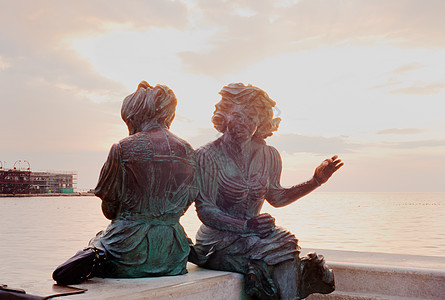 里雅斯特的女神像女性旅游青铜游客城市旅行符号艺术女裁缝雕塑图片