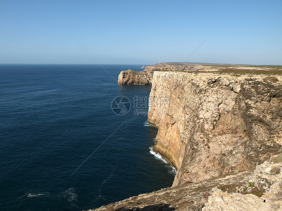 葡萄牙圣文森特角附近的古迹悬崖海岸地平线尖岩警告灯塔旅行荒野波浪保险石窟海洋图片