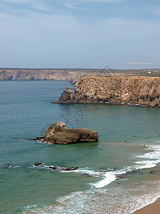 葡萄牙圣文森特角附近的古迹悬崖海岸危险波浪全景蓝色海洋岩石荒野旅行石窟警告图片