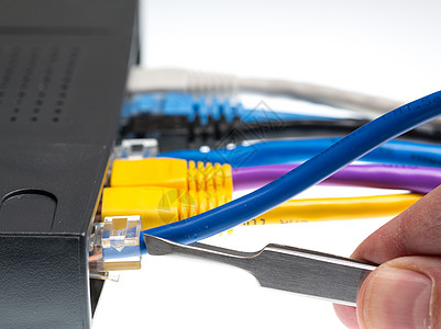 电缆电线Cat5 网络防御概念电缆和路由器学习攻击金属截距镊子插头数据互联网绳索法医背景