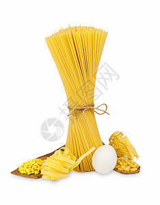 白背景孤立的意大利面和木勺勺子面条膳食餐厅国家营养食物午餐小麦产品图片