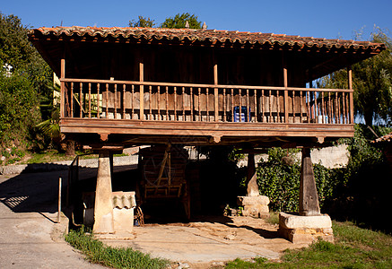典型的阿斯图里亚粮仓衬套一口气木材文化粮食木头谷仓乡村植被建筑学图片