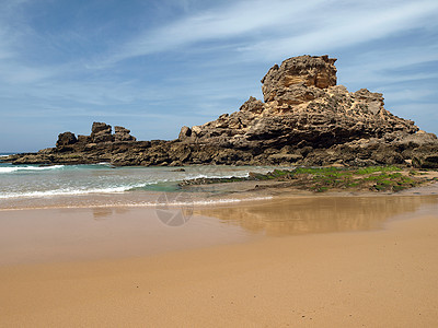 葡萄牙阿尔加夫附近海滩旅行场景海洋岩石悬崖海岸支撑海岸线图片