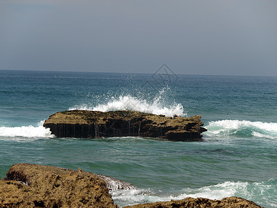 葡萄牙阿尔加夫附近支撑旅行海岸悬崖岩石海洋海岸线海滩场景图片