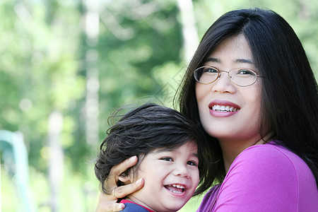 亚洲母亲亲爱地抱着儿子妈妈婴儿儿童父母眼镜男生精力需求女士麻痹图片