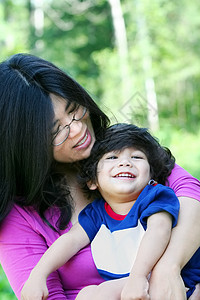 亚洲母亲亲爱地抱着儿子妈妈儿童眼镜男生需求女士麻痹混血拥抱精力图片