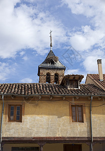 钟塔上的雀巢教会宗教住房钟楼尖顶房屋背景图片