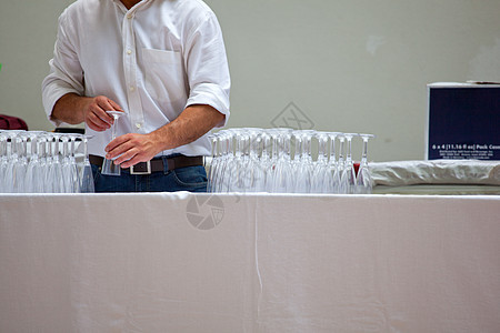 玻璃镜泡沫状餐厅玻璃餐饮会议桌子派对食物酒吧服务员图片