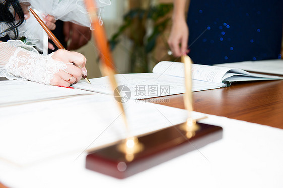 新娘签名合伙合同证书花瓣协议面纱妻子桌子婚礼花束图片