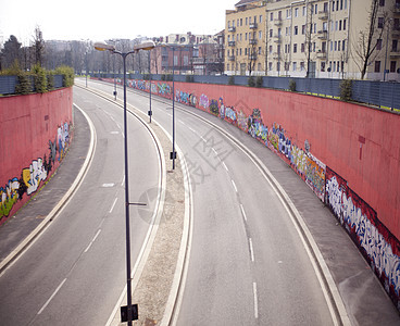 米兰格拉菲蒂隧道转角处城市涂鸦沥青绘画带子艺术红色运输图片