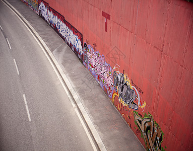 米兰格拉菲蒂带子沥青红色涂鸦运输隧道转角处绘画城市艺术图片