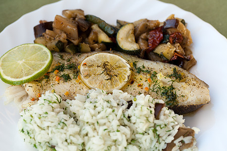 有大米和茄子的鱼洋葱饮食烹饪桌子鳟鱼鳕鱼厨房餐具糖类油炸图片