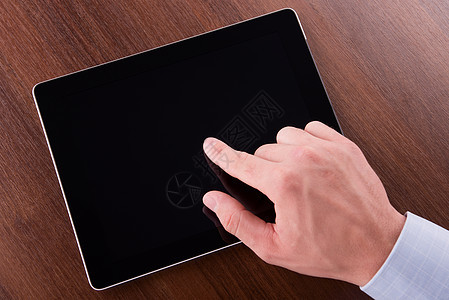 平板电脑 Pc 触摸屏幕上的手软垫男人全球笔记本软件技术设备互联网商业监视器图片