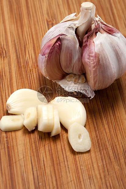 木制桌上的大蒜丁香调味品食物药物草本植物桌子乡村香料美食抗生素图片