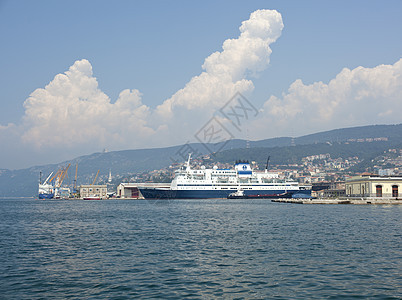 船假期天空多云波浪港口码头旅行图片