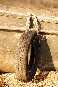 旧船上的轮胎保险杠图片