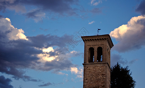 圣彼得罗和圣比亚吉奥的贝尔塔村庄艺术历史钟声建筑学日落宗教风格植被教会图片