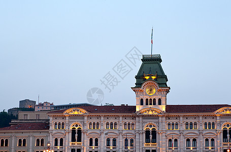 里雅斯特市市政厅城市正方形历史建筑学文化日落窗户单位建筑物平方图片