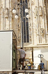 米兰大教堂旁边的工人商业雕塑家荣耀宗教财富纪念碑雕塑解剖学遗产雕像图片