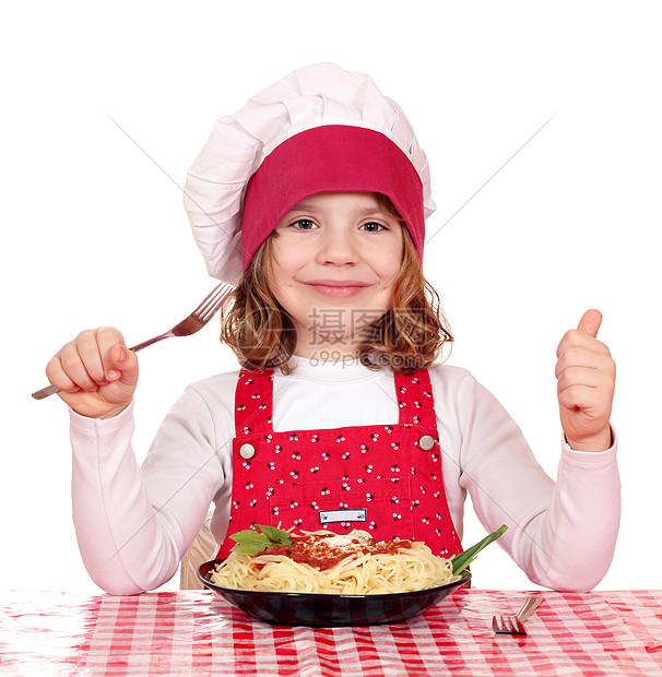 快乐的小女孩做饭和意大利面女性乐趣首席盘子女孩小吃烹饪童年青年美食图片
