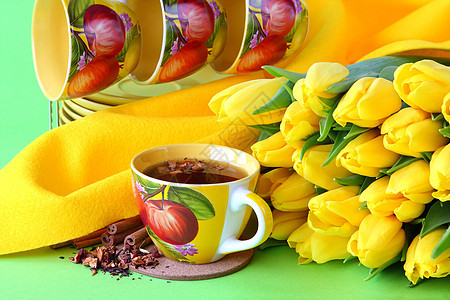 茶杯和黄色郁金香飞碟果味花束早餐食物陶瓷饮料宏观工作室叶子图片