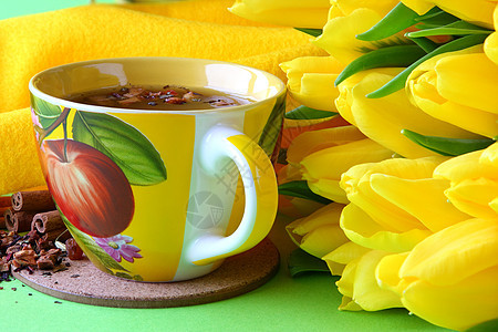 茶杯和黄色郁金香飞碟花朵杯子早餐宏观花瓣果味工作室陶瓷花束图片