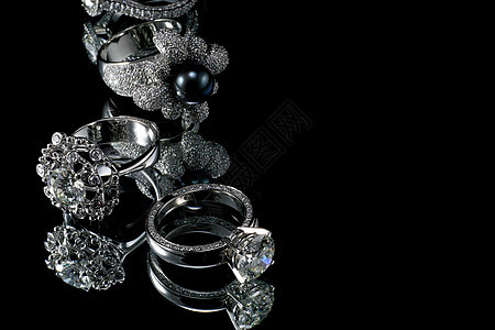 带钻石的环集美丽婚礼金子水晶反射渲染订婚婚姻宏观礼物图片