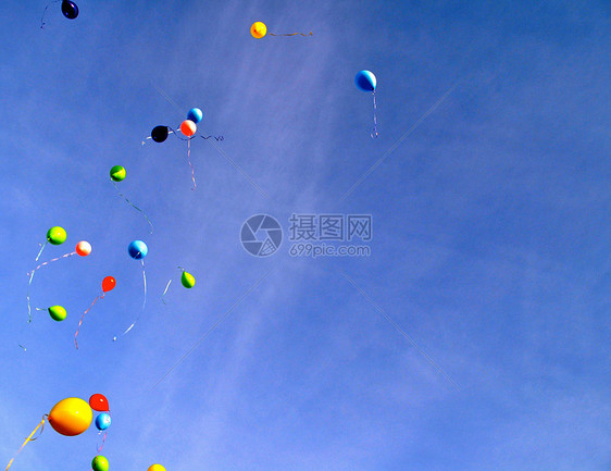 气球环球背景绿色黄色蓝色粉色红色图片
