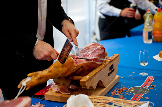 服务员在切火腿厨师熏制猪肉营养饮食用餐服务店铺时间屠夫图片