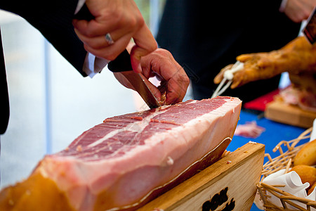 服务员在切火腿饮食时间治愈食物大理石款待主食店铺牛扒熏制图片