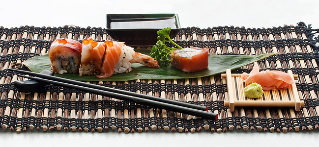 寿司流动传统美食海藻异国用餐午餐食欲情调鱼粉图片