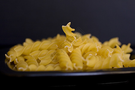 Fusilli 意大利面食饥饿线条面条小麦午餐餐厅团体饮食盘子厨房图片